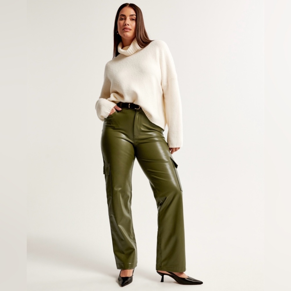 NWOT Abercrombie & Fitch Curve Love 30/10 Vegan Leather Cargo 90s Relaxed Pant - Picture 7 of 9